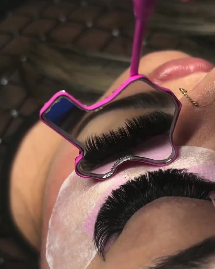Lash set checked in a pink star mirror